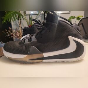 Nike Zoom Freak 1 Black White Size 6Y Giannis Basketball shoes youth